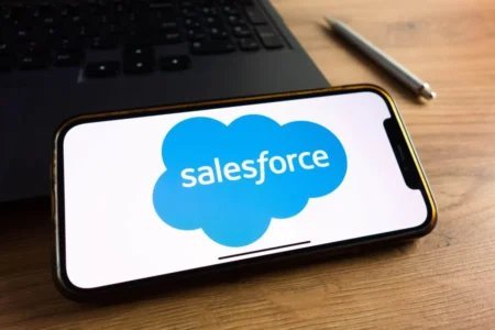 CRM股价上涨4.57%，因Salesforce获英国订单
