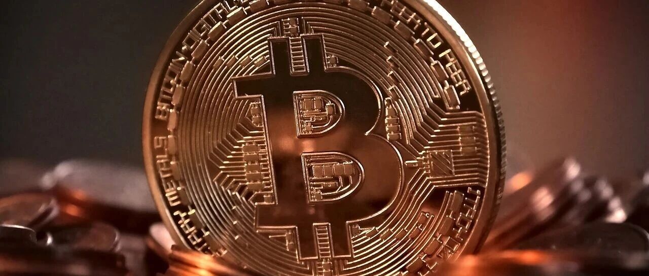 比特币暴涨、黄金新高，钱在逃离什么？